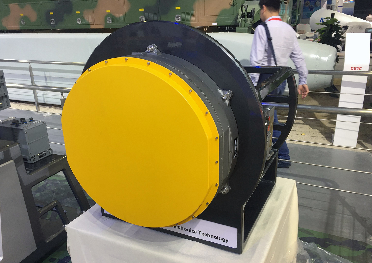 2016年珠海航展上展出的klj-7a有源相控阵雷达