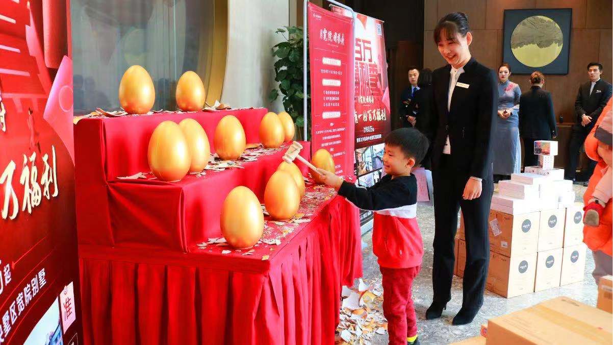 售楼处现场为到访客户准备了随手好礼,排卡升级客户更可享受百万福利.