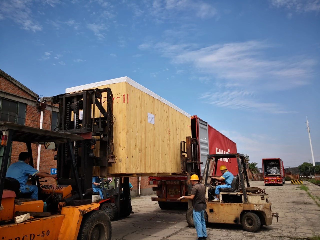 图为设备卸货现场.王友春/摄