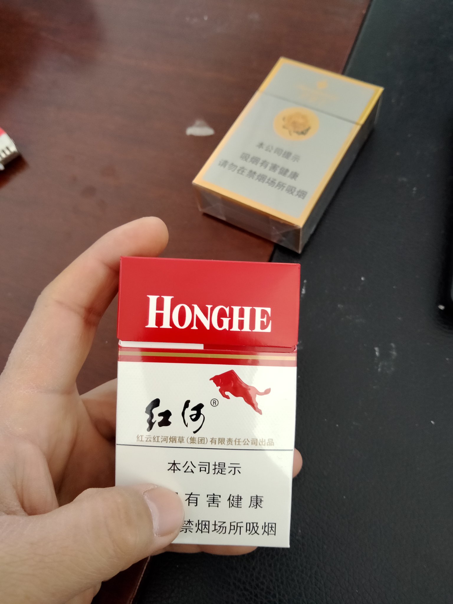 早上起来芙蓉王,刚刚换成硬红河,多有喜感[牛]