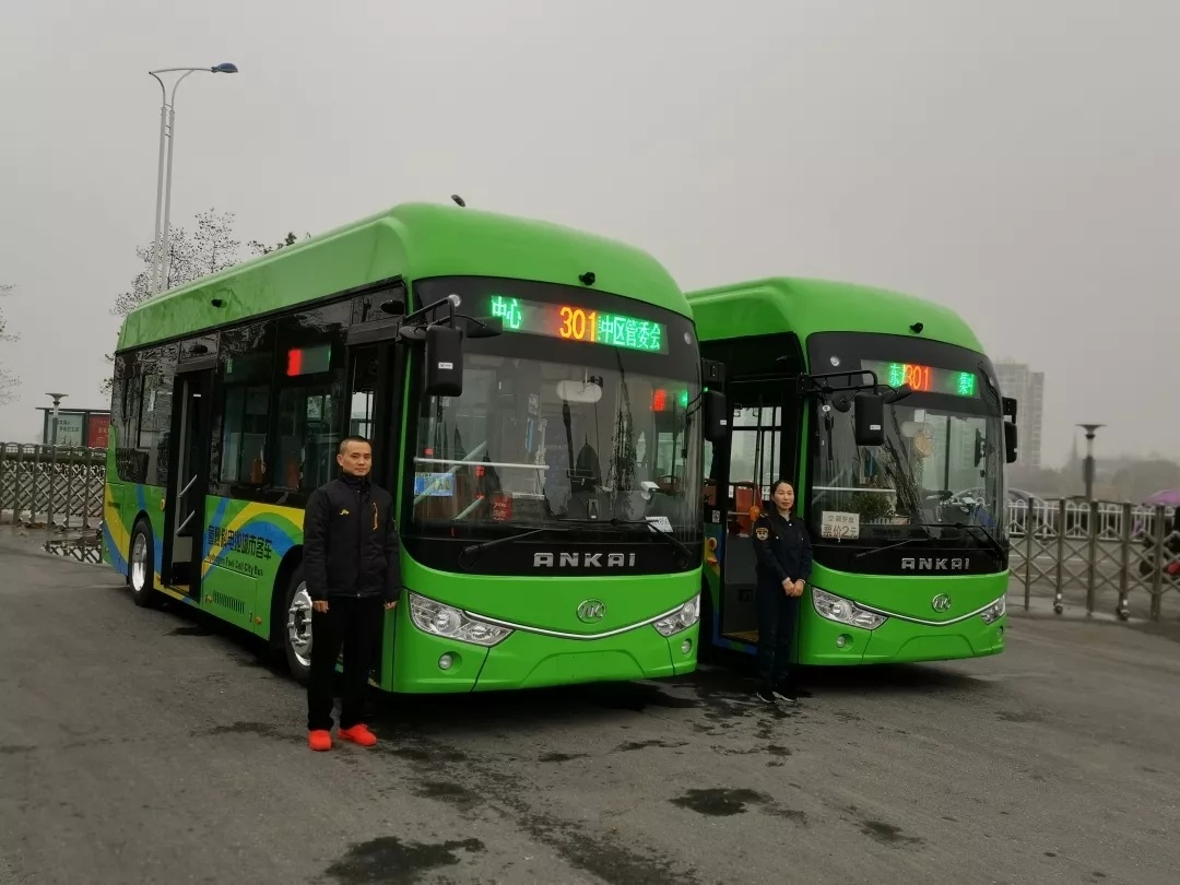 12月26日,在安徽省六安市东大街的公交首末站,2台安凯氢燃料公交车驶