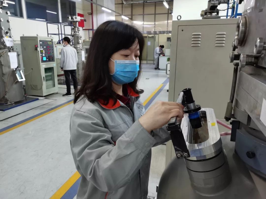 jpg拉晶,切割,研磨,抛光,镀膜……2月2日,有研新材料股份有限公司所属