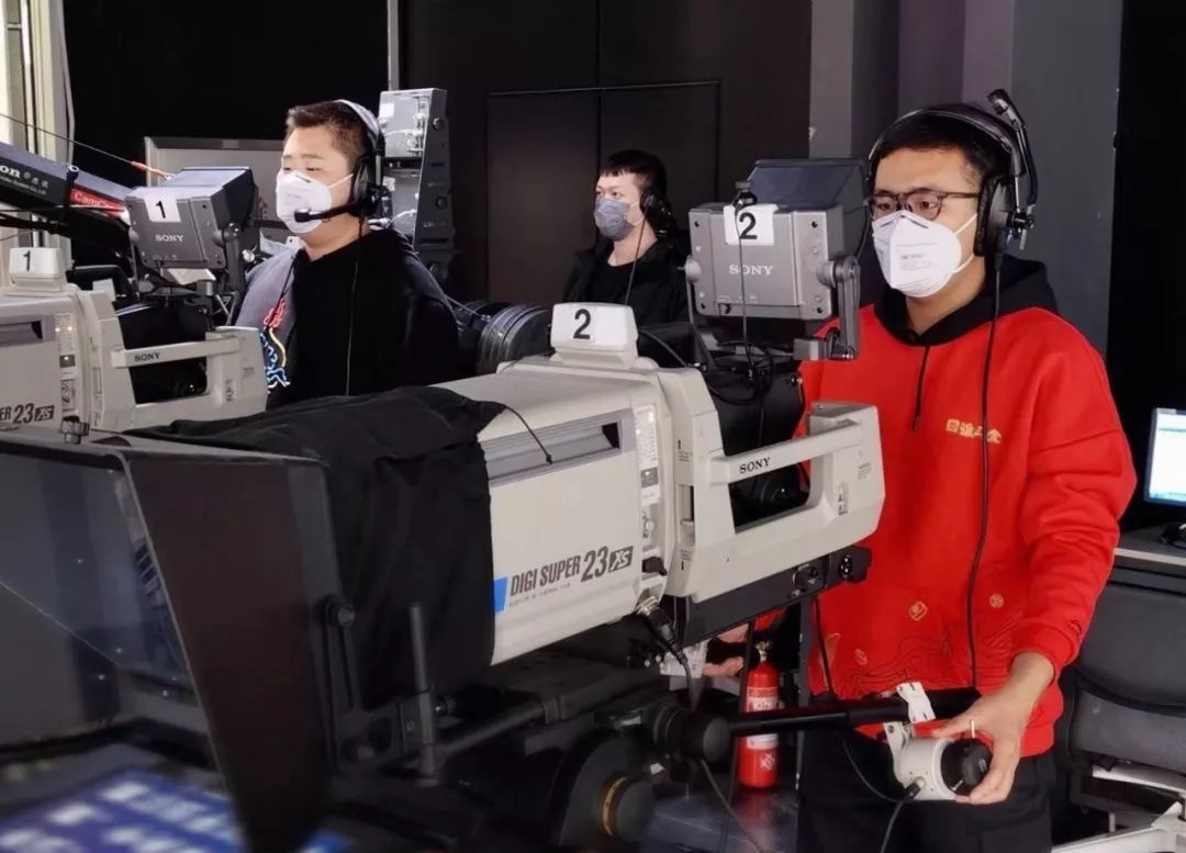 摄像团队坚守岗位, 保障央视国防军事频道春节播出_中视传媒(600088)