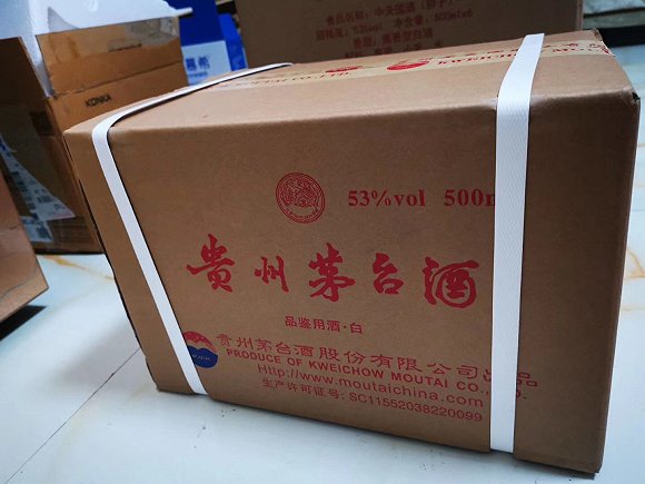 比起单瓶的茅台酒,整箱的包装会获得更多的"溢价".图片来源:百度贴吧