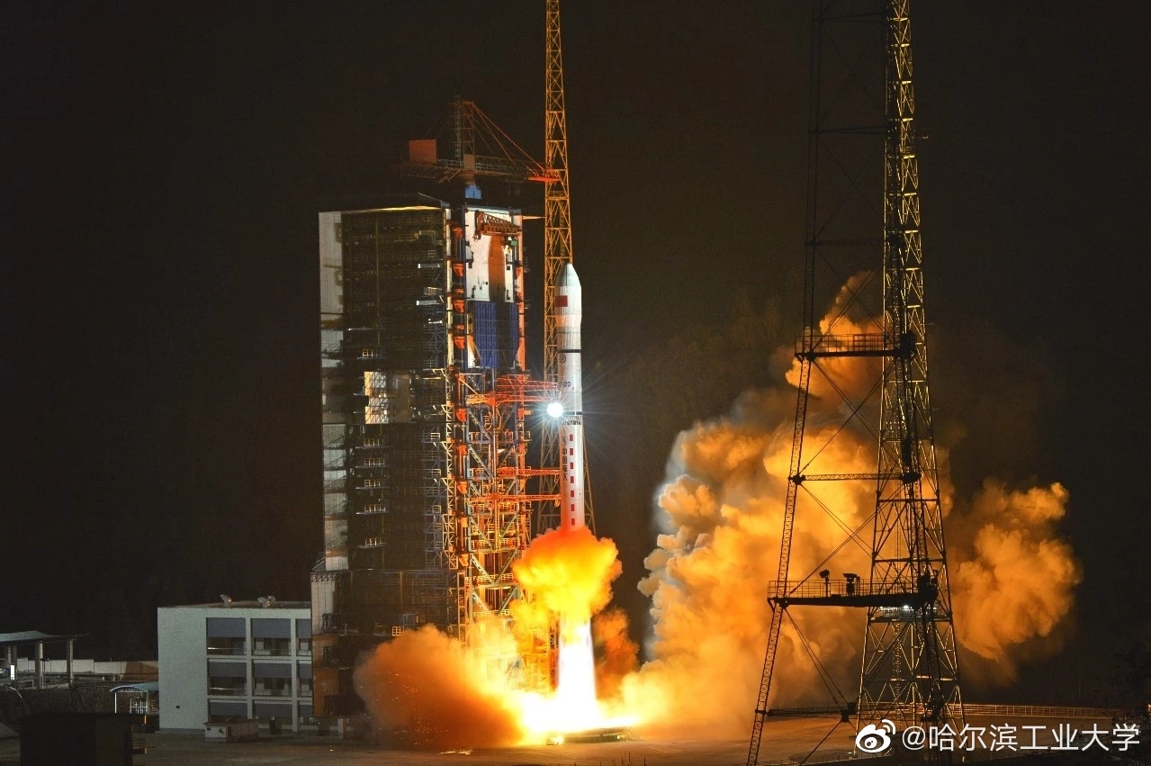 哈工人又发射人造卫星