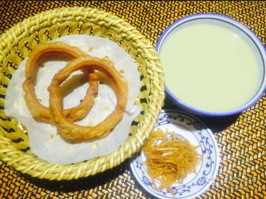 豆汁,焦圈是护国寺小吃的头牌.熬出的豆汁儿之精妙