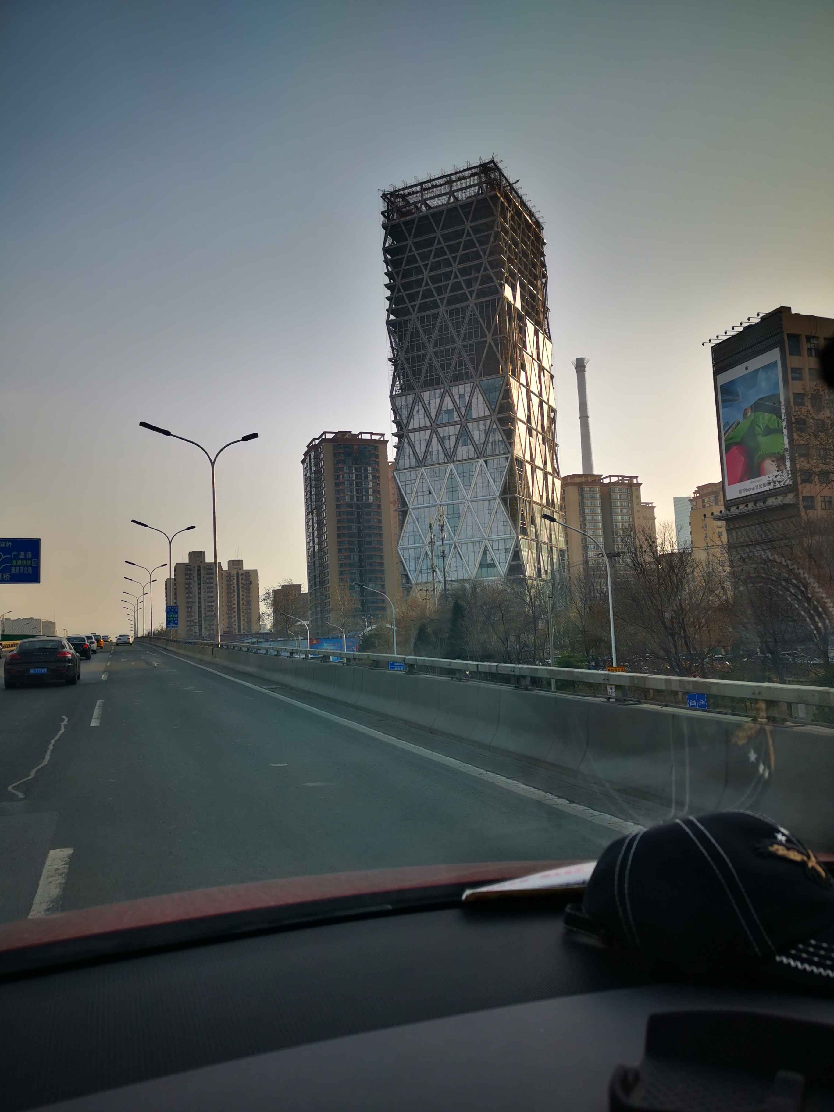 四环内的中弘大厦,位置不错,价值连城!