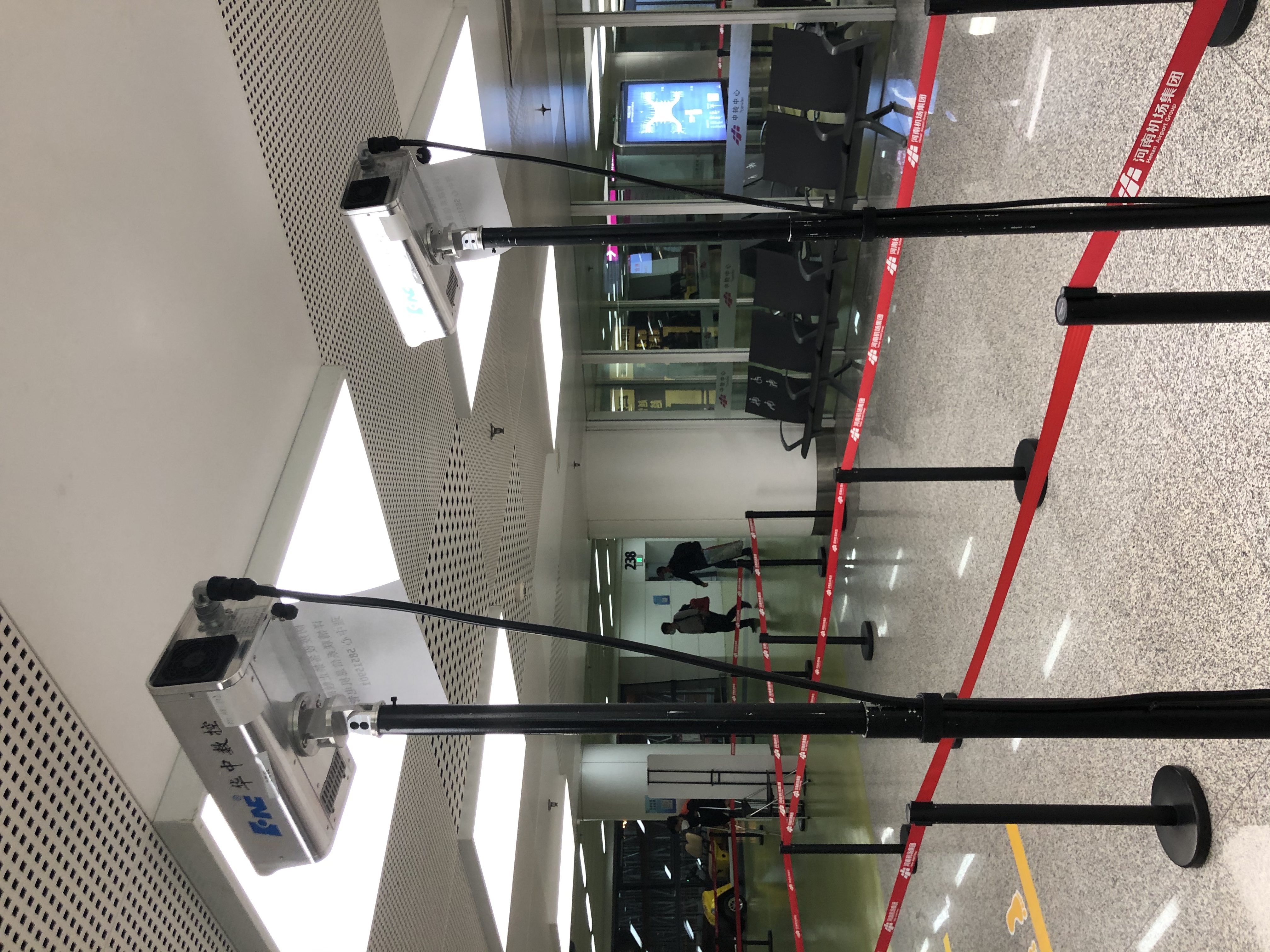 昨晚到郑州机场看到的华中数控红外测温仪.