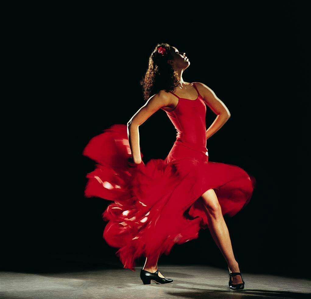 红色的舞者在舞动,为什么没有人欣赏呢?