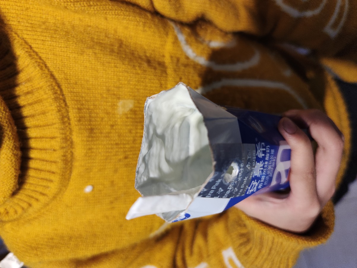 普通酸奶只需要舔盖子,安慕希还得舔瓶子,关键舌头舔不到底,只能舔一