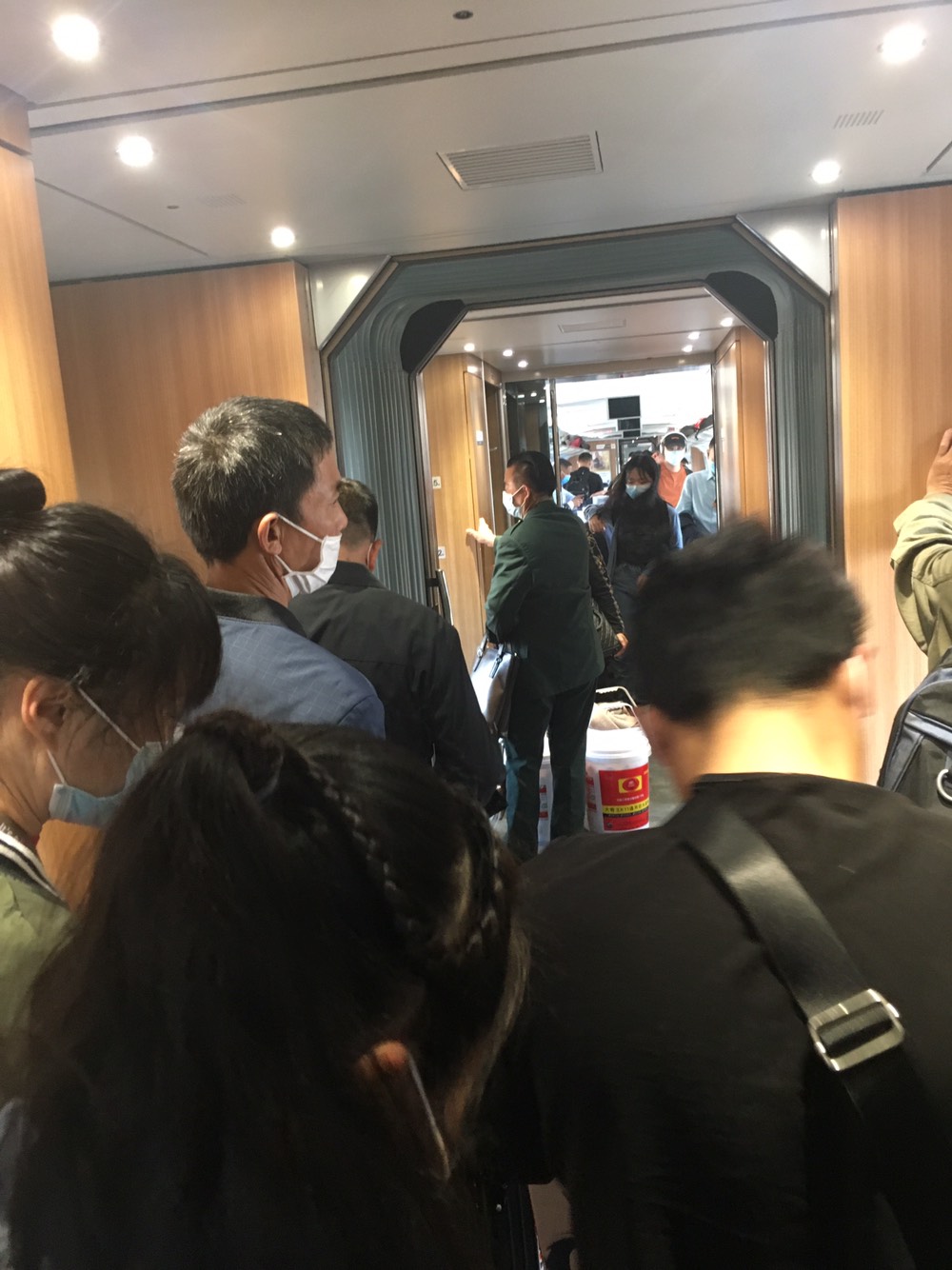 哪位朋友拍个高铁内乘客数量情况的照片看看嘛从直观上感觉下高铁运行