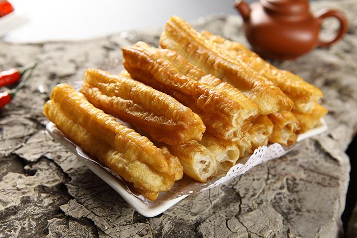 机构:老油条.最好吃.步骤如下,第一步.用筷子夹起来.第二步.放入火锅.