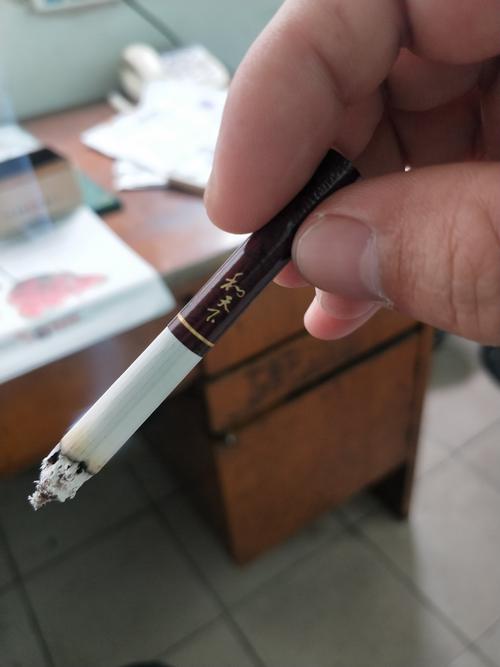 一百块钱烟!还没有阳光利群好抽[大笑][大笑][大笑][大笑]