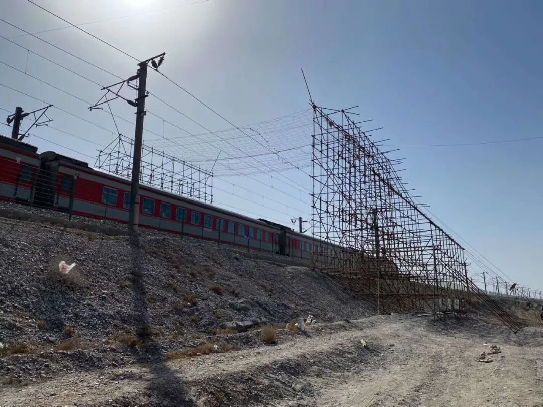 4月28日,兰新高铁g8-g9号铁塔导地线展放施工完成