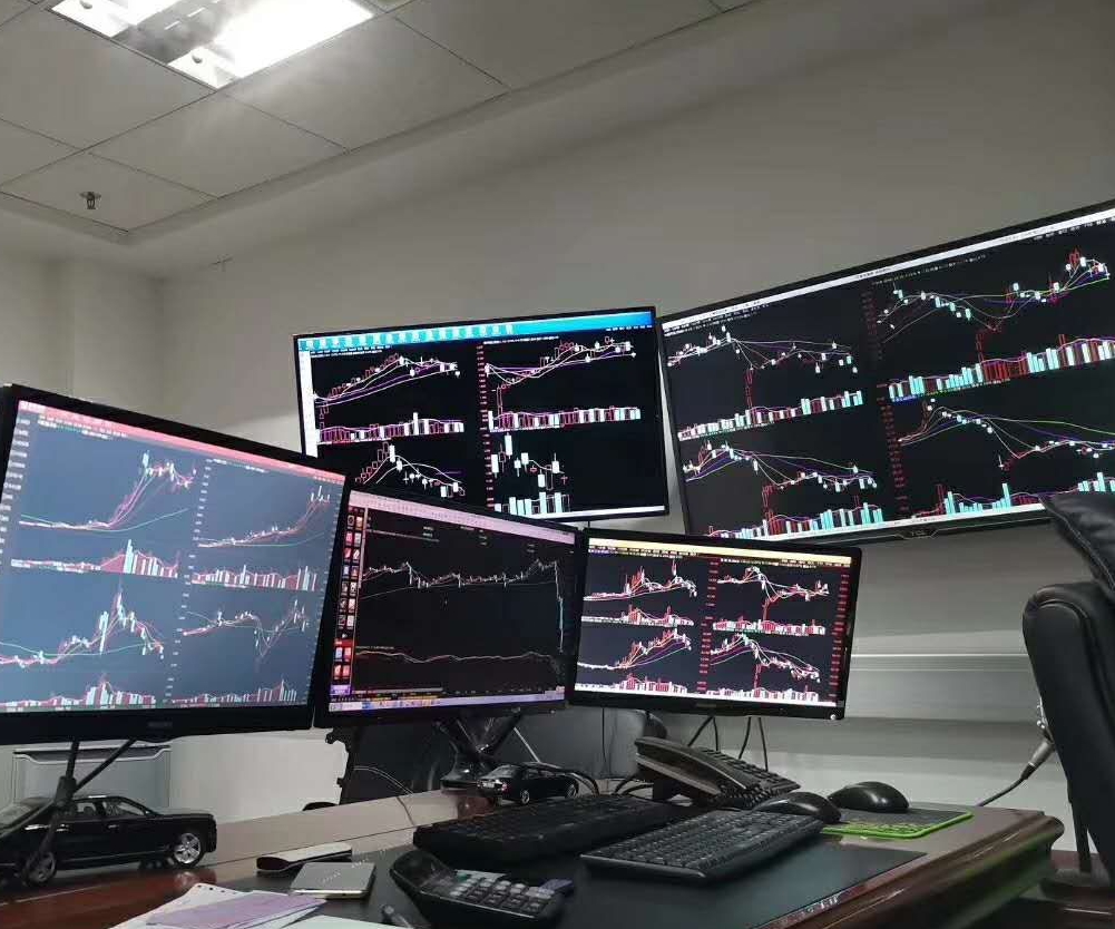 拿个手机画图的德运能信吗?看看专业的炒股应该怎样