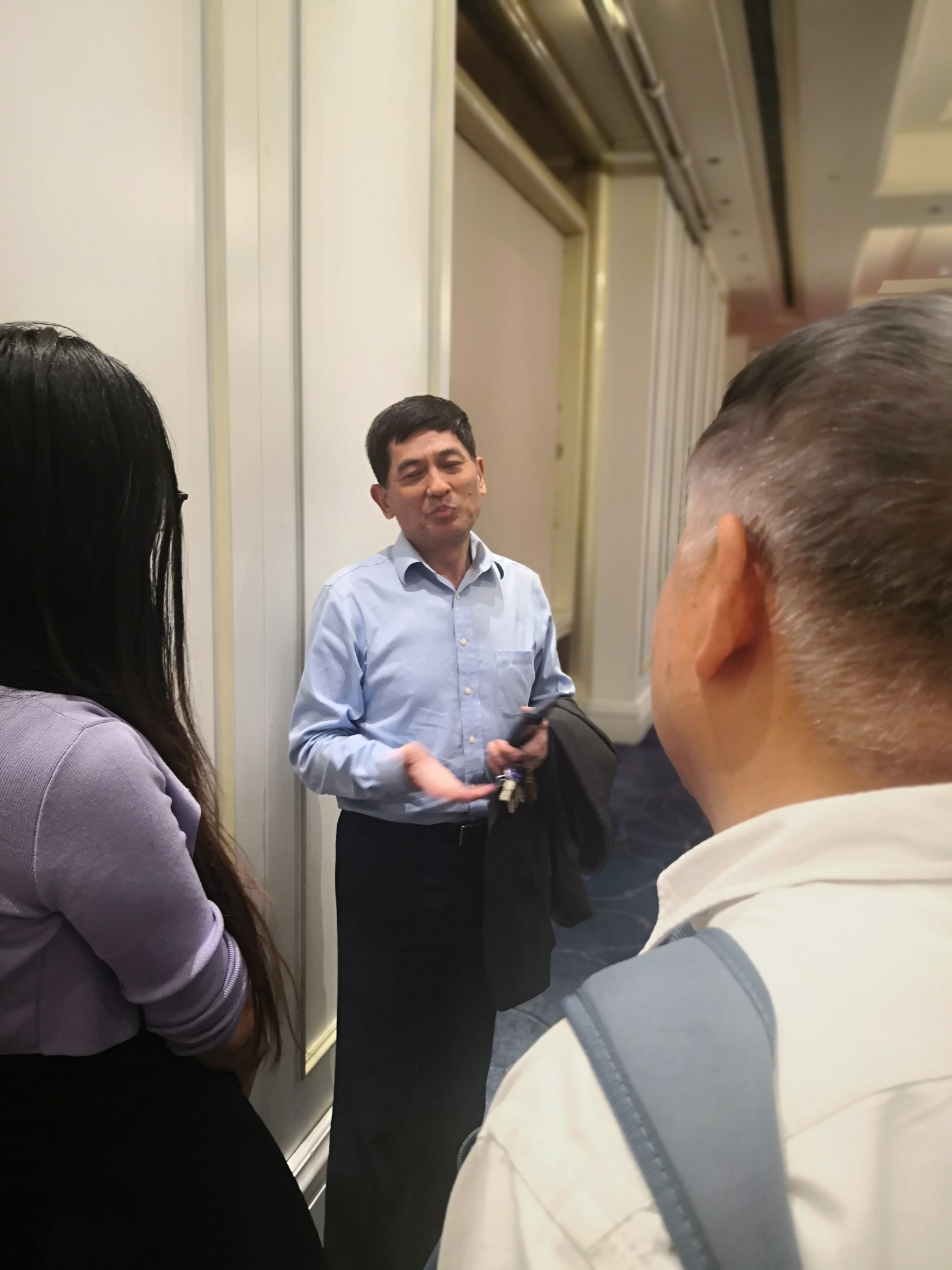 泽璟制药盛董事长在耐心解答股东的提问