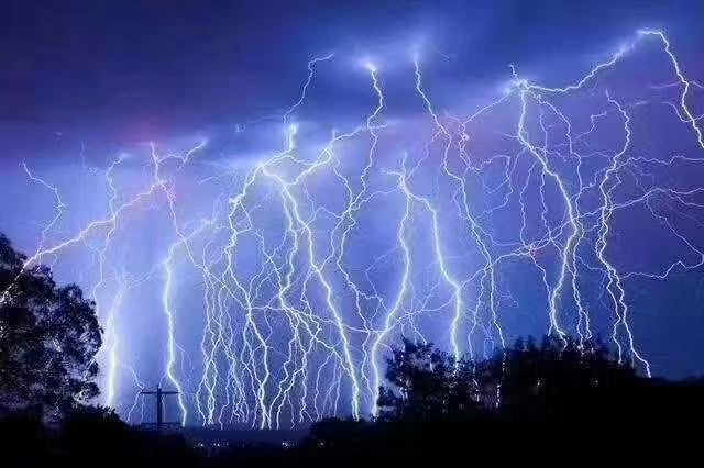 雷雨交加害怕图片