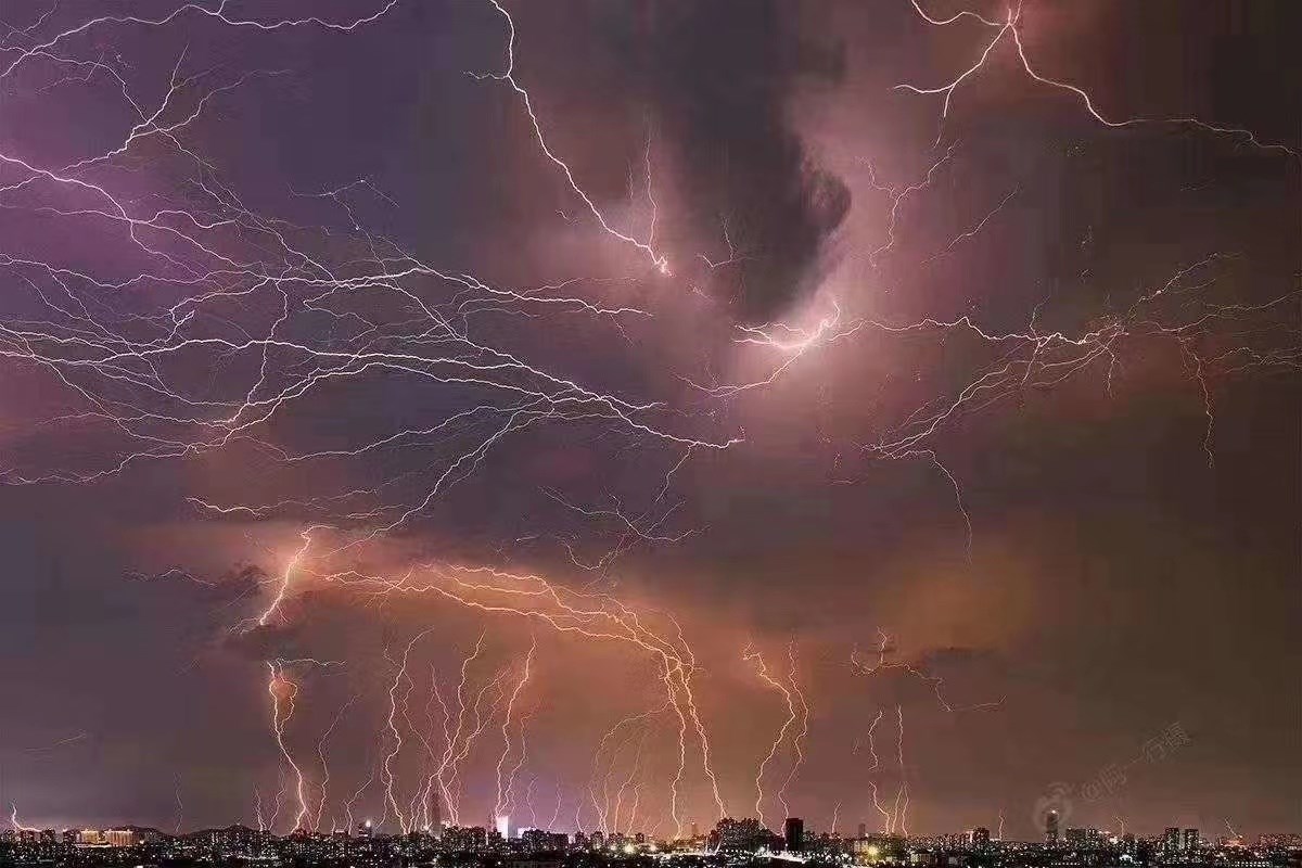 雷雨交加图片带字说说图片