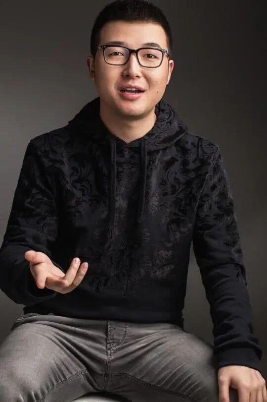 我很看好这位北大退学的八零后袁旭章建伟其实主动让贤是最智慧的选择