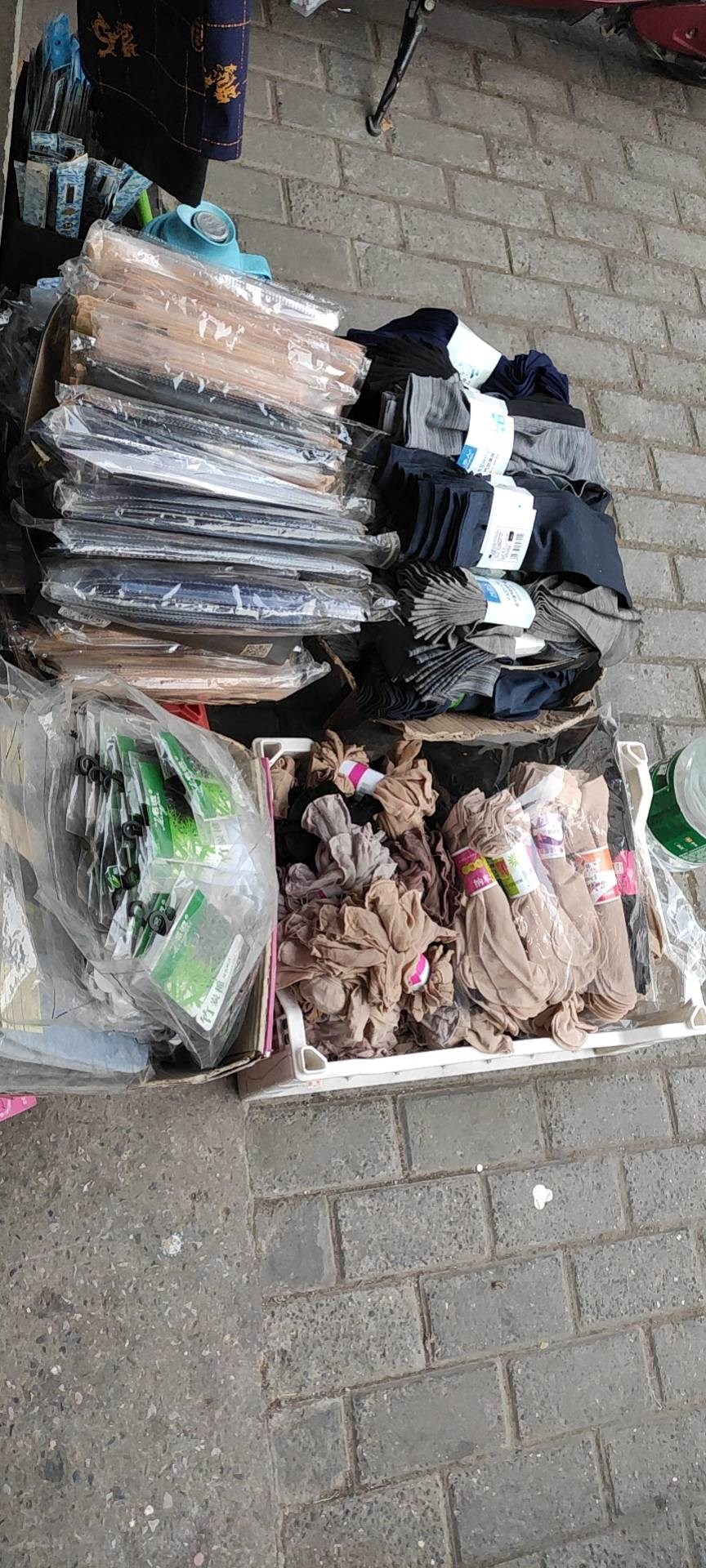 我昨天去义乌浪莎袜子厂进了点货