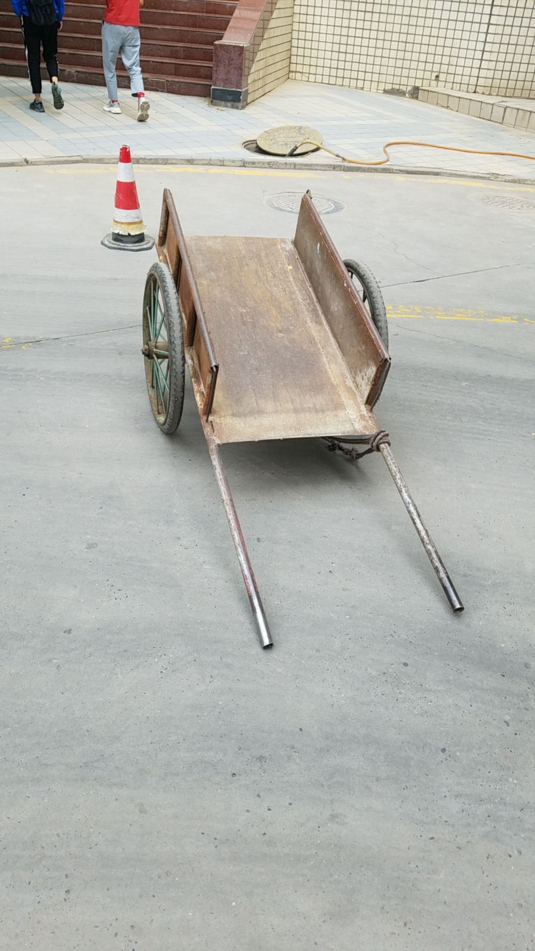                  架子车接筹码了