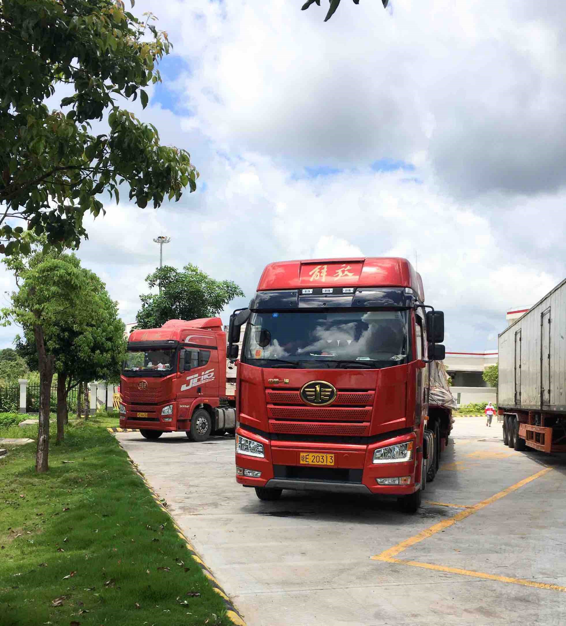 沿着粤海大通道,一路上可以见到很多色彩靓丽的解放重卡,尤其在徐闻