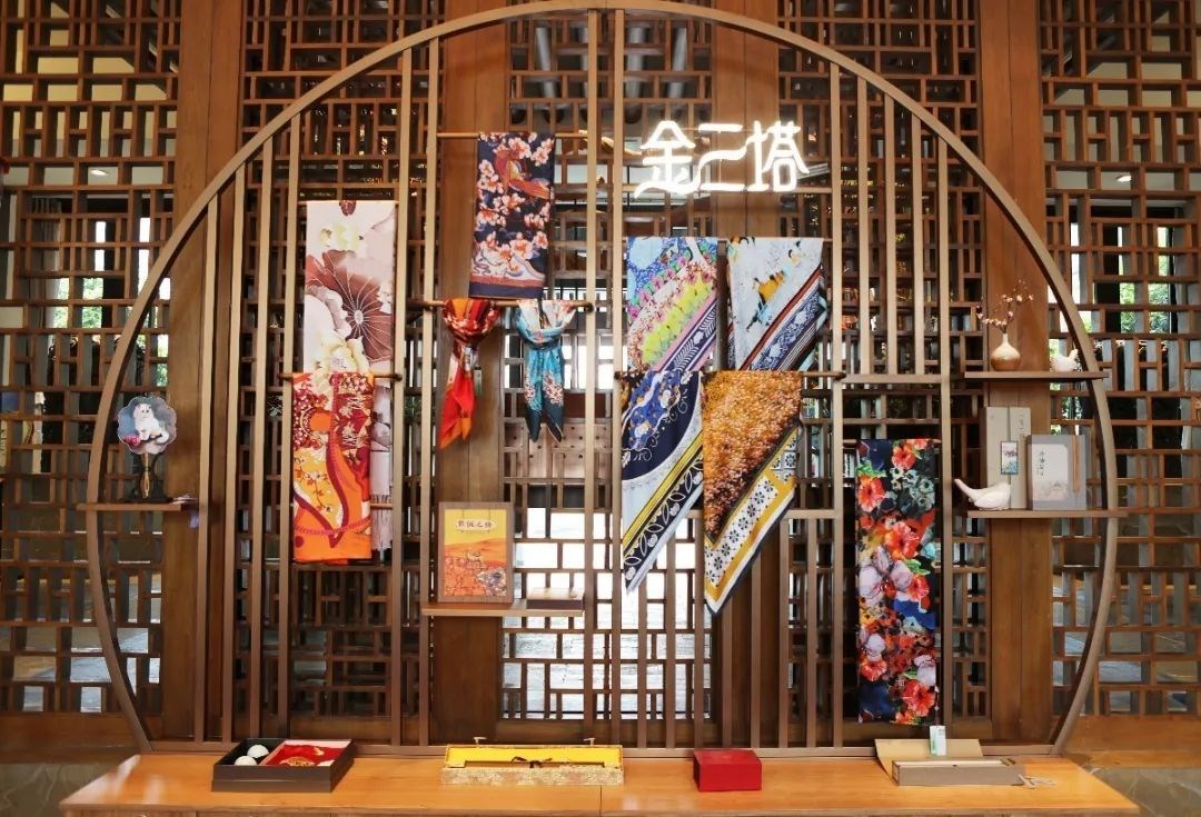 网红博主lin张林超探店金三塔嘉欣丝绸积极拥抱新风口06-0912:20投资