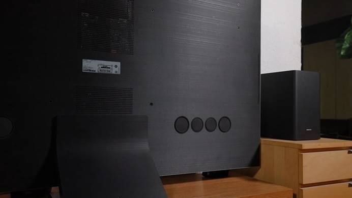 的尾部,我们找到了原因,三星q950ts唯一一根线缆被隐藏在底座的挡板中