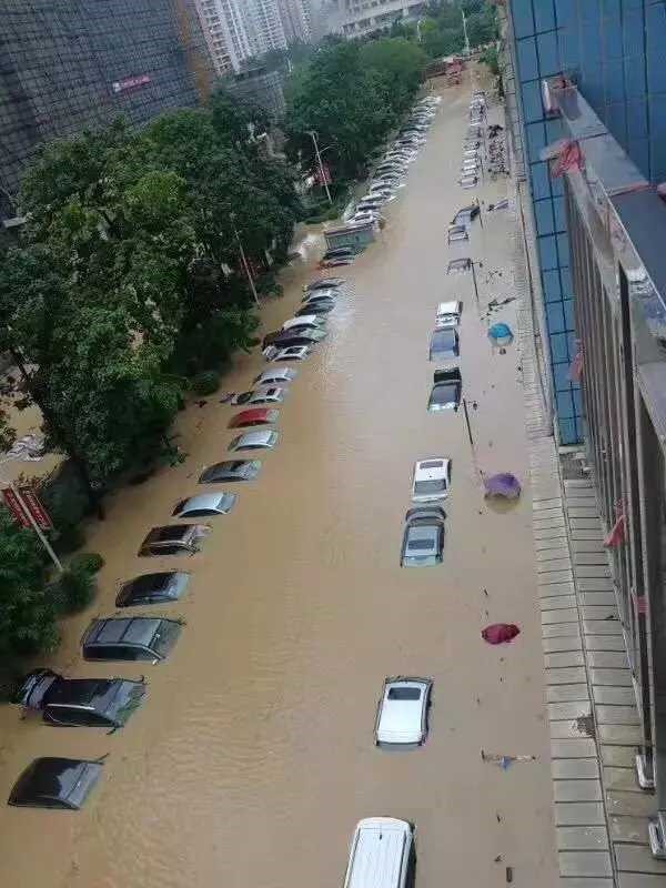 别再觉得暴雨和你无关01昨天上海下了一场大暴雨.