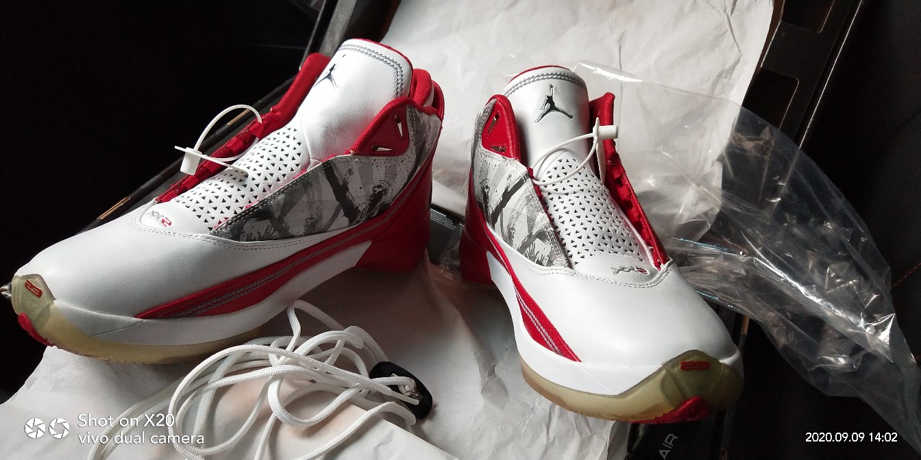 犒劳一下自己想一下乔丹aj22黑白和红白你看那个漂亮我还是喜欢红白