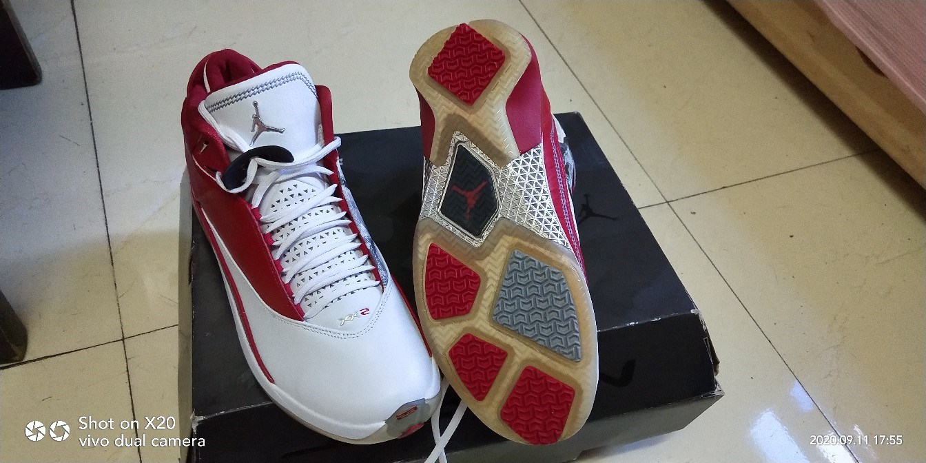 犒劳一下自己想一下乔丹aj22黑白和红白你看那个漂亮我还是喜欢红白