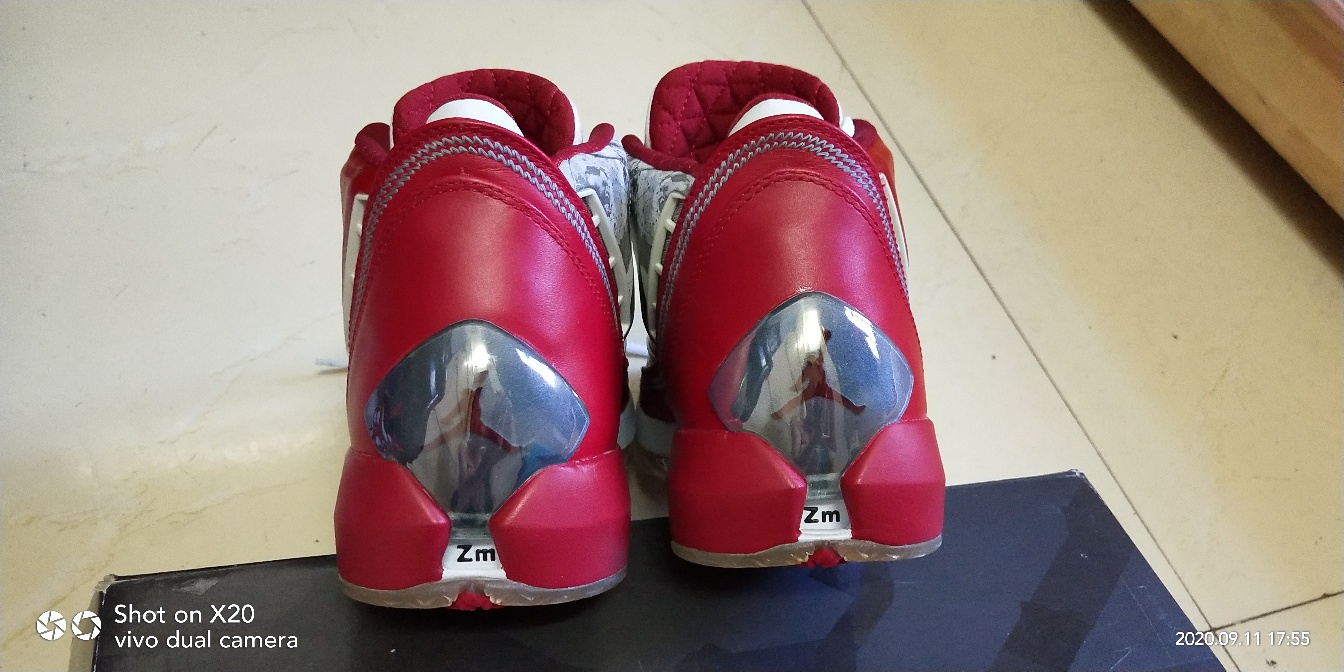 犒劳一下自己想一下乔丹aj22黑白和红白你看那个漂亮我还是喜欢红白