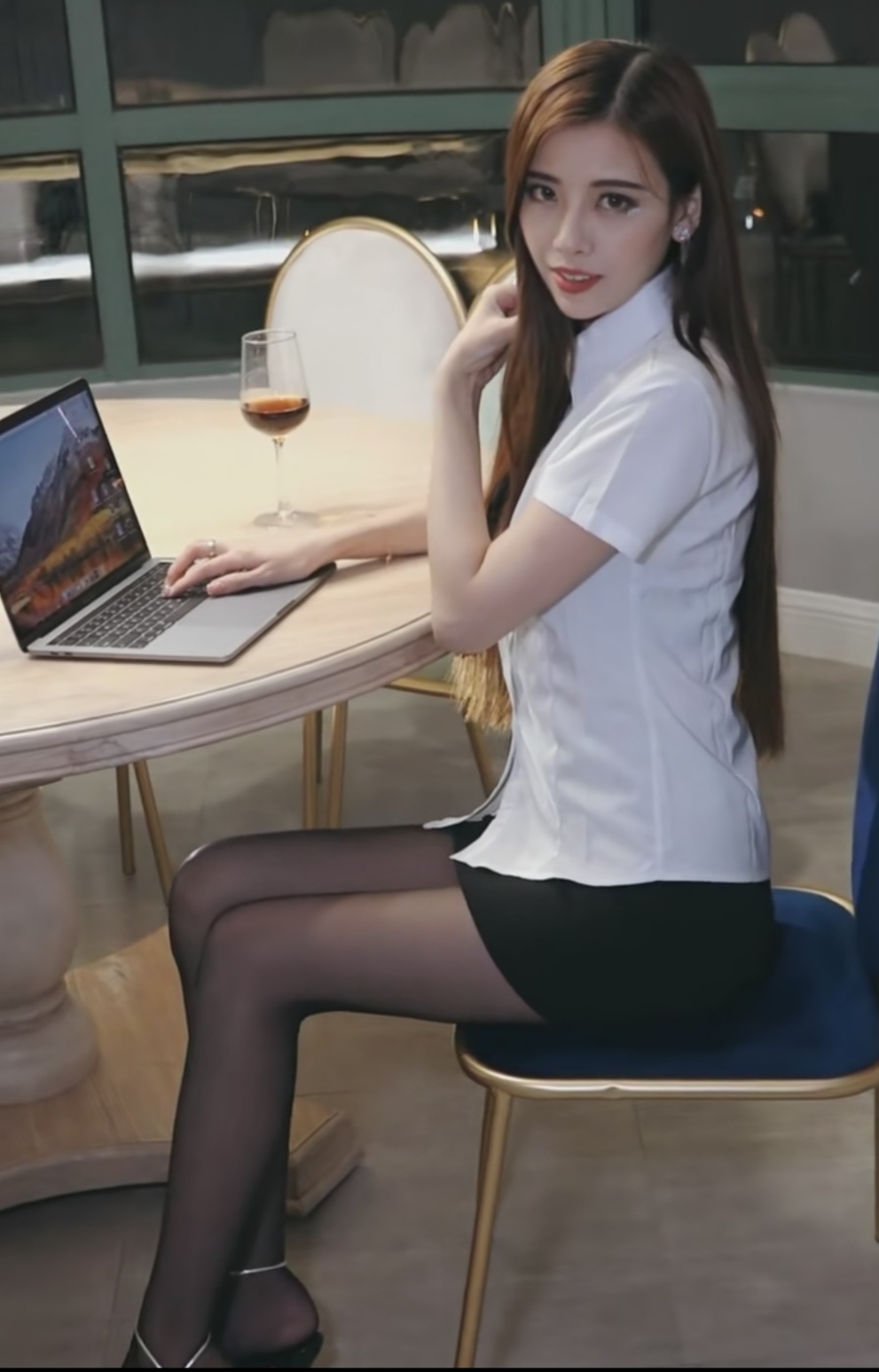 我这人就喜欢靓女,更喜欢好股,看到美女我的心会砰的一声,看到好股我