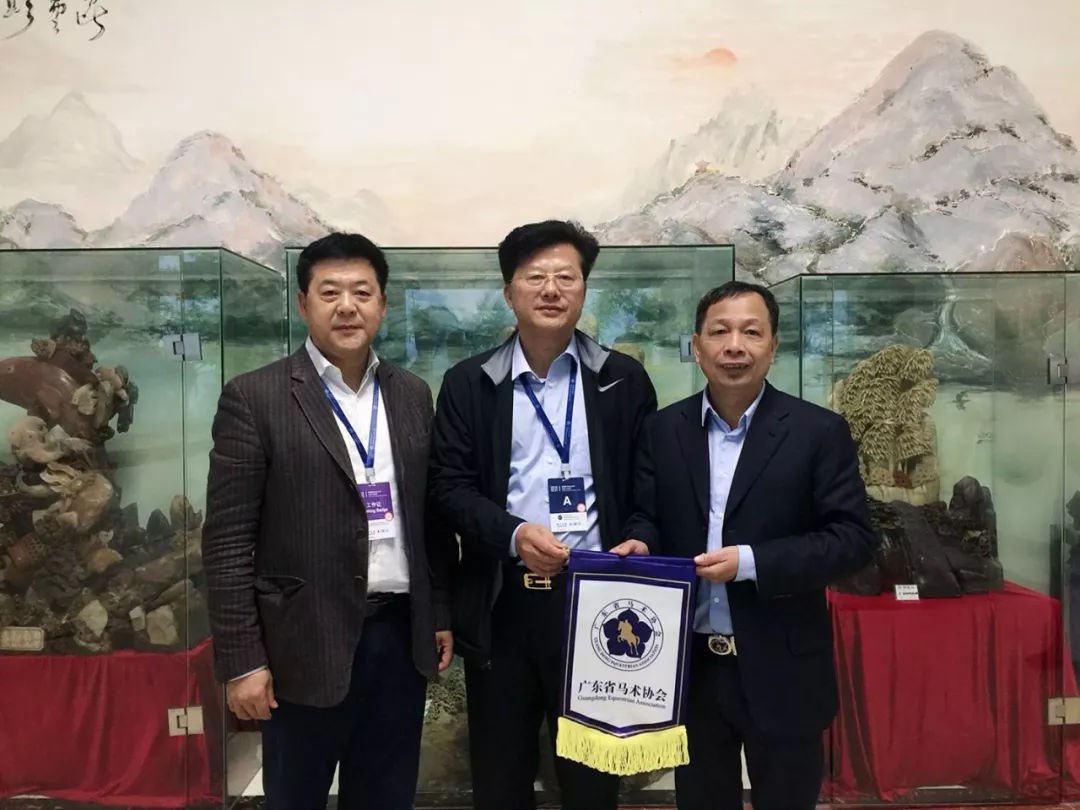 现场,第一赛马网见到了海南瑞泽集团董事长兼圣华旅游董事长张海林