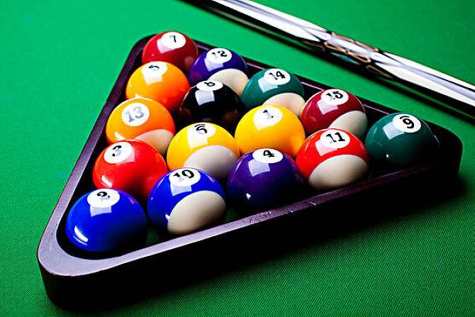 老颜台球打的怎么样,大晚上一人在那推杆[滴汗]