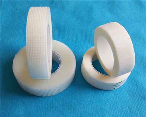 直接用特殊的医疗胶布粘贴上就可以了,能达到马上止血止疼的效果