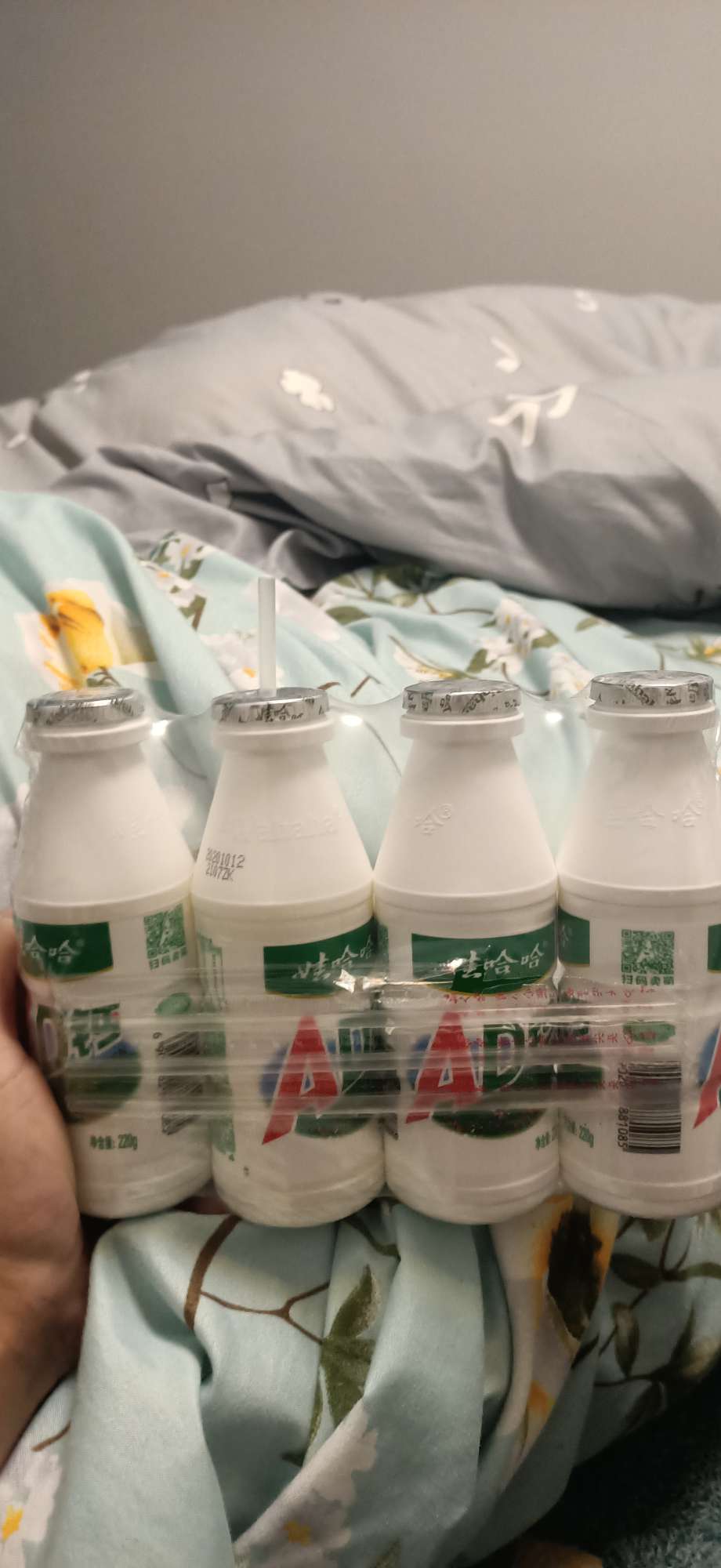 每次别的小孩喝娃哈哈,我都是捡人家的瓶子接点水摇摇喝.当时我就