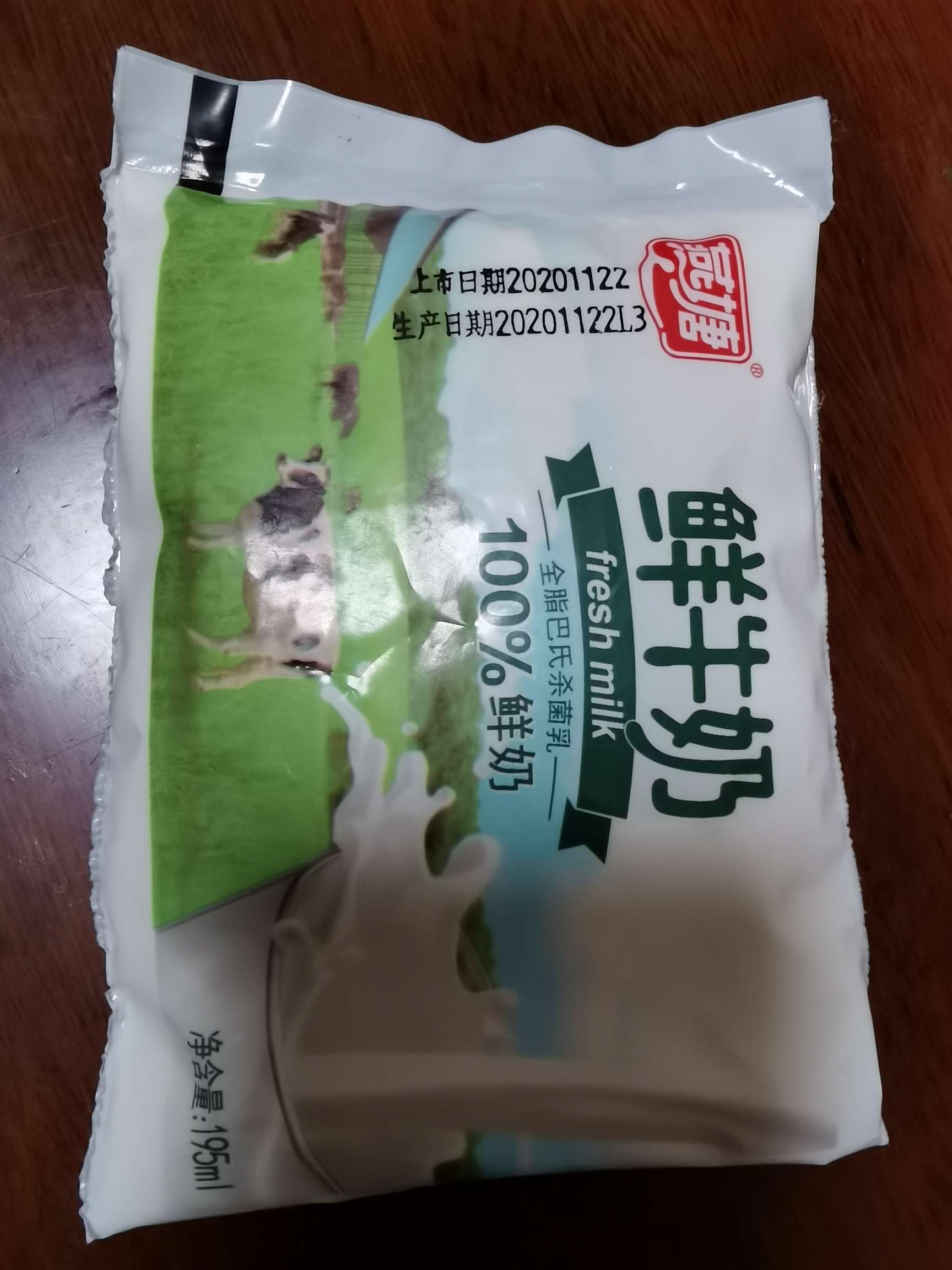 店员说燕塘鲜牛奶非常好卖,经常断货图中鲜牛奶22生产,23日早上到店