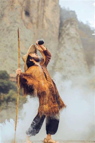 莫听穿林打叶声何妨吟啸且徐行竹杖芒鞋轻胜马一蓑烟雨任平生