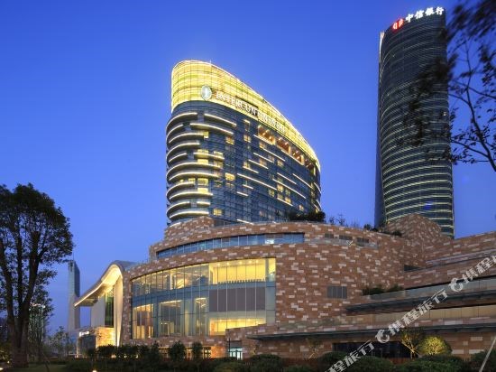 长沙北辰洲际酒店坐落于开福区湘江与浏阳河交汇处的北辰三角洲