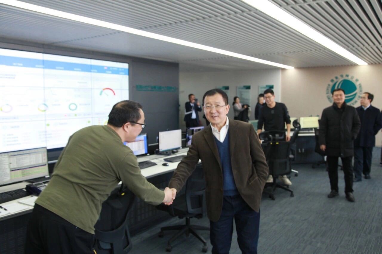 刚刚与国网信产集团懂事长王政涛通电话,我说:让我上班吧?