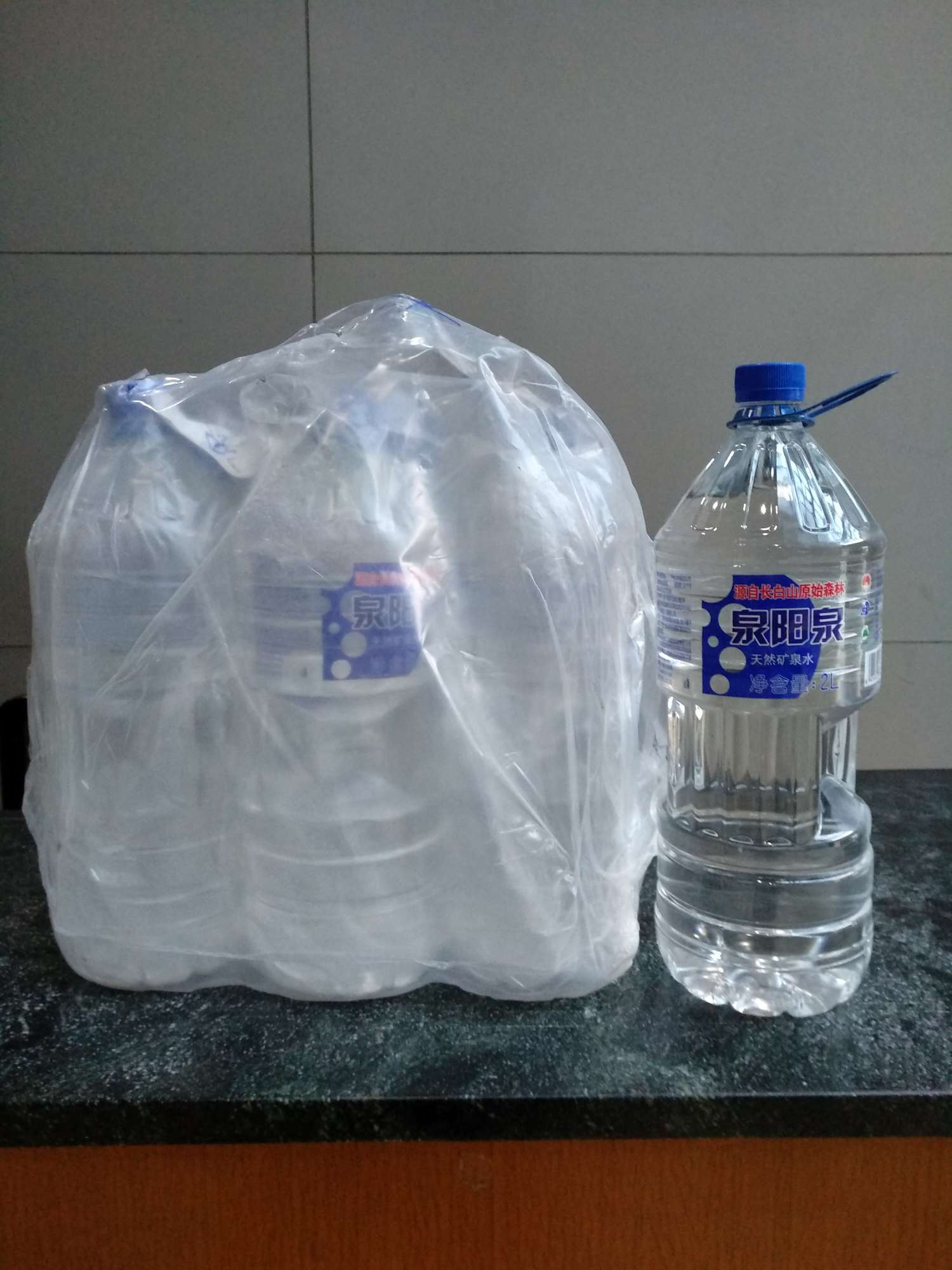 今天来了一箱2l的六瓶,买了15箱,很高兴每天能喝上最好的矿泉水!