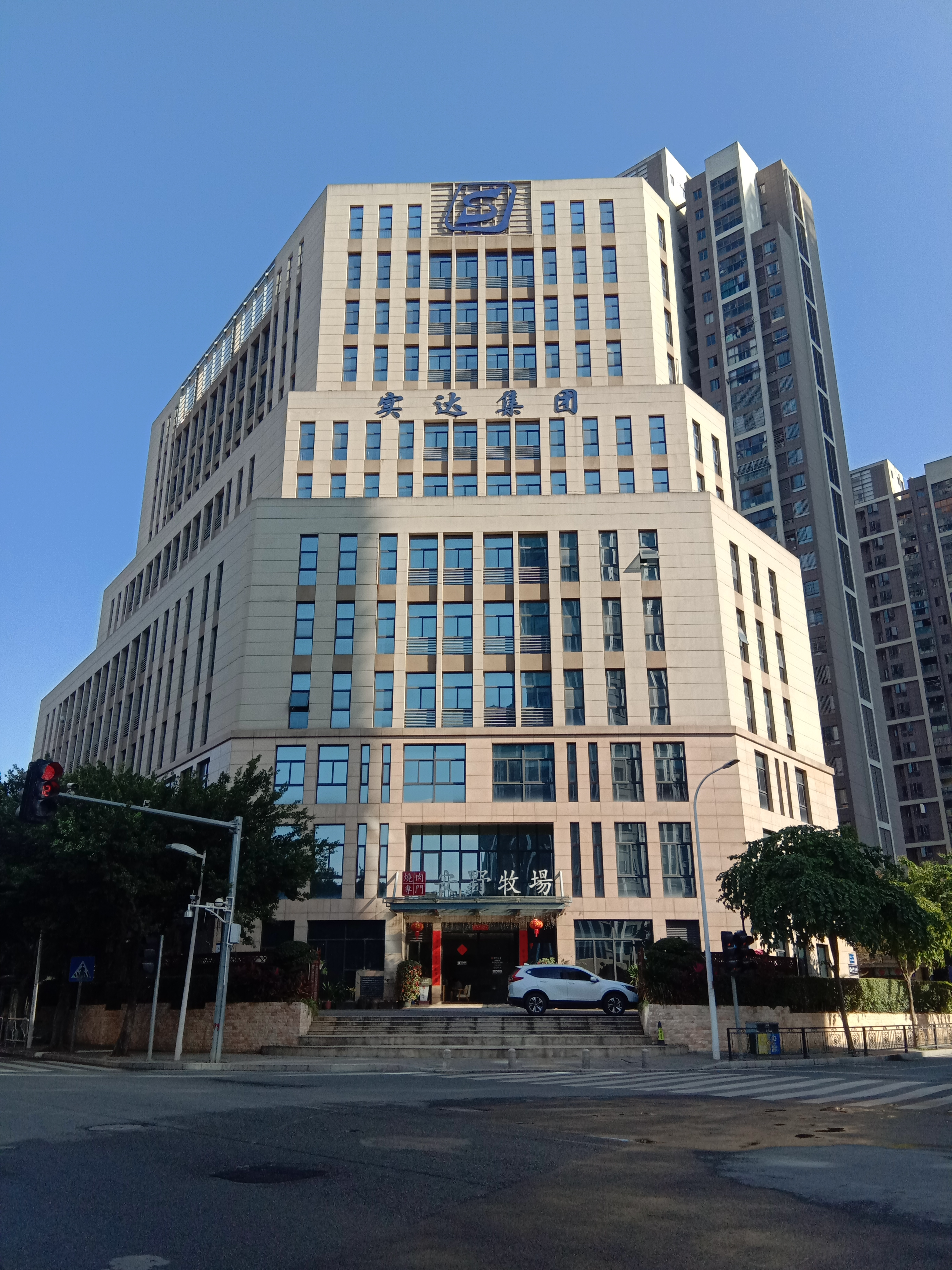 想去实达楼下吃烤肉,结果还没开门.