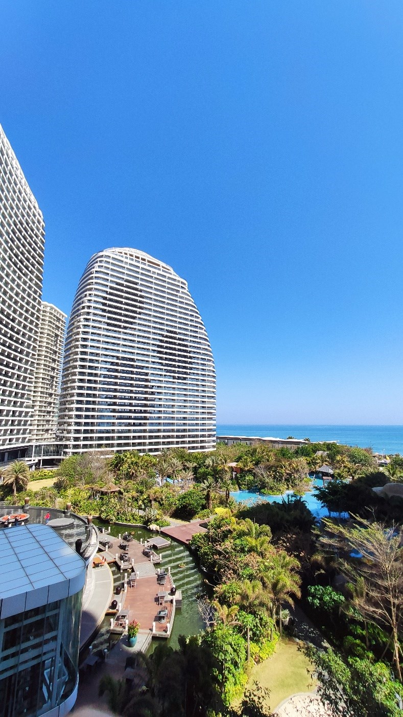 吃过惠州的海胆炒饭,开车来到双月湾,住进檀悦豪生温泉酒店,这里有