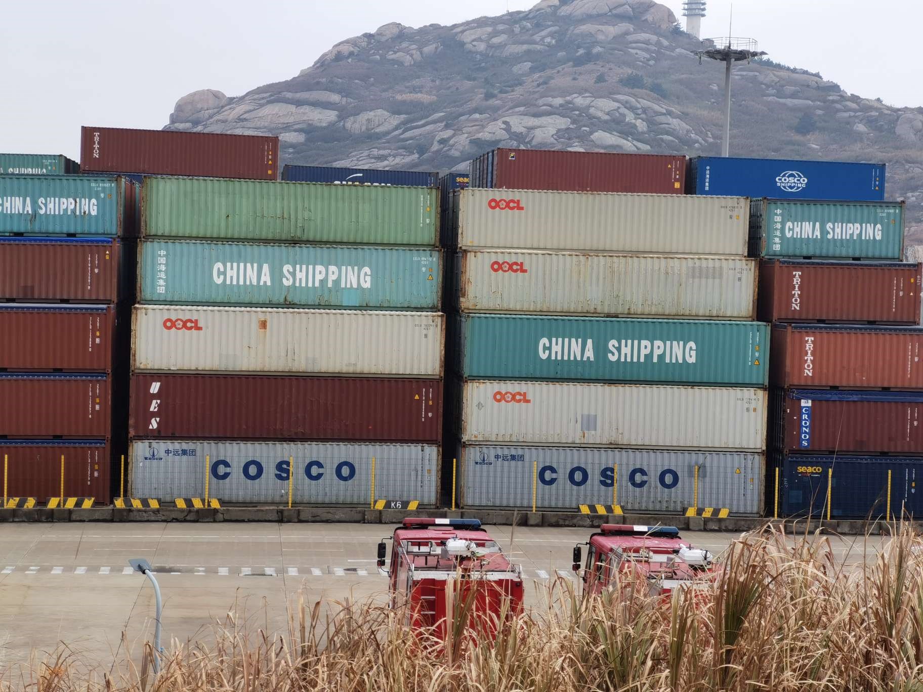 上海的洋山港,中国远洋运输公司的集装箱还是很多的