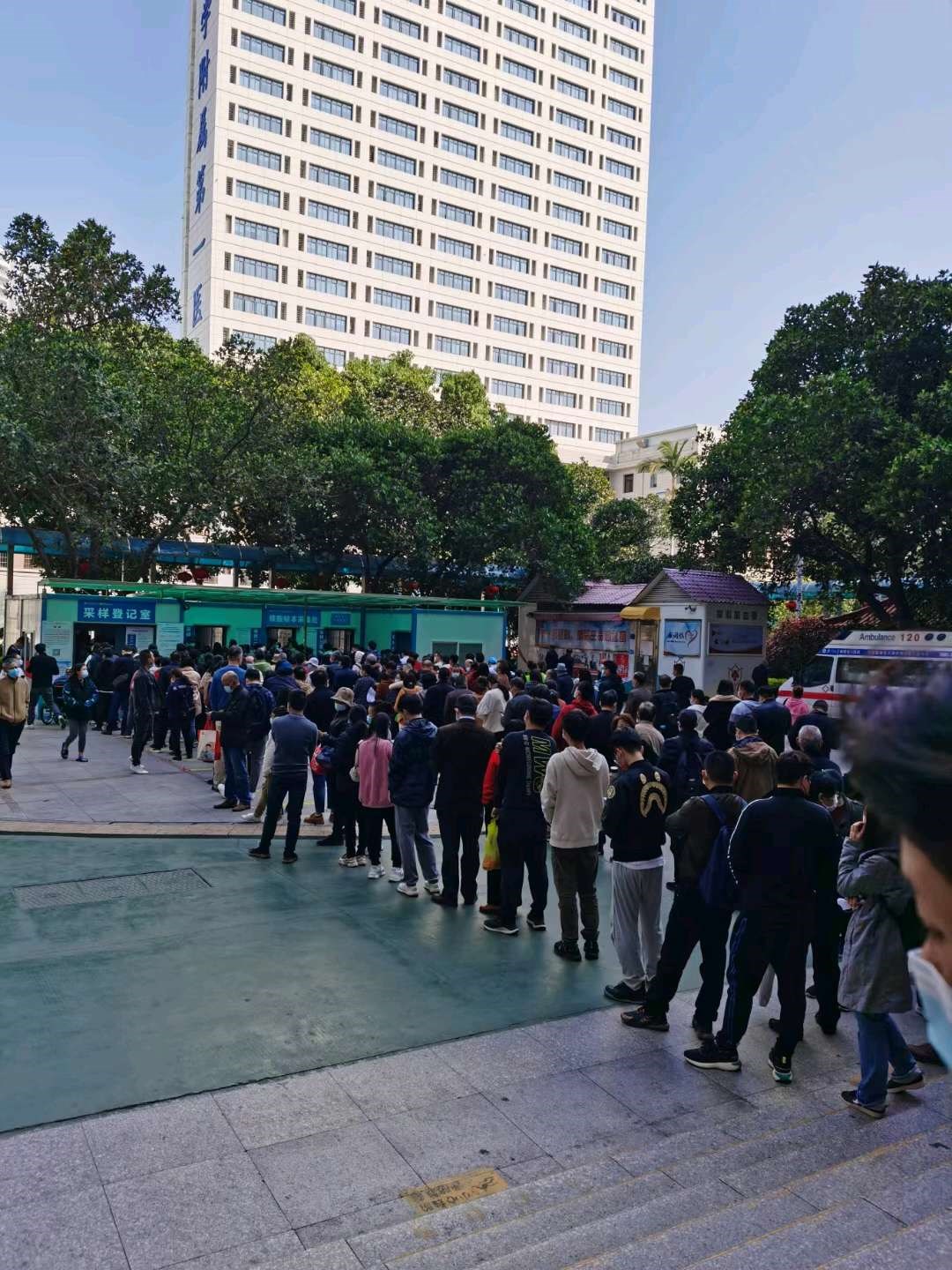 一上班就被这人潮给吓了,核酸检测.