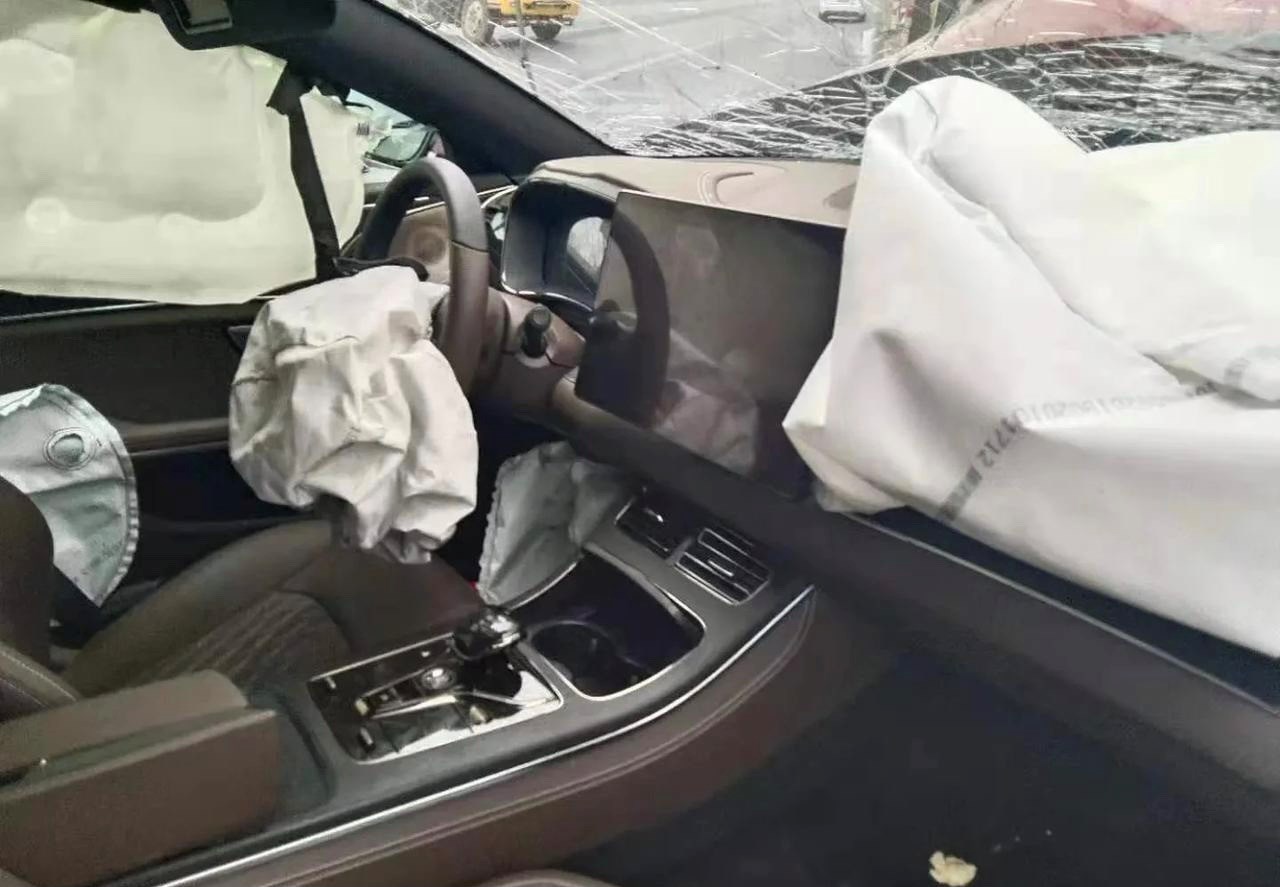 比亚迪汉ev重大事故,车子估计报废了!