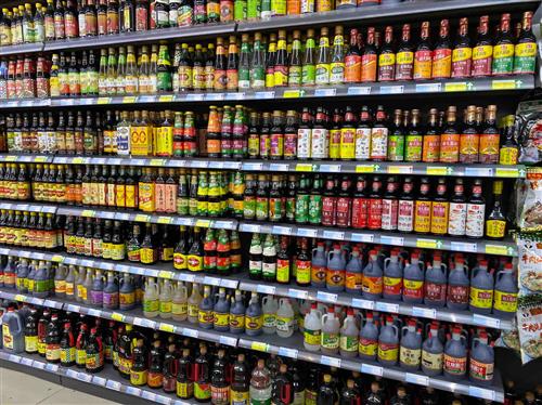 我镇上超市里调味品货架最近几天杀的有点狠长期来看以海天味业的市场