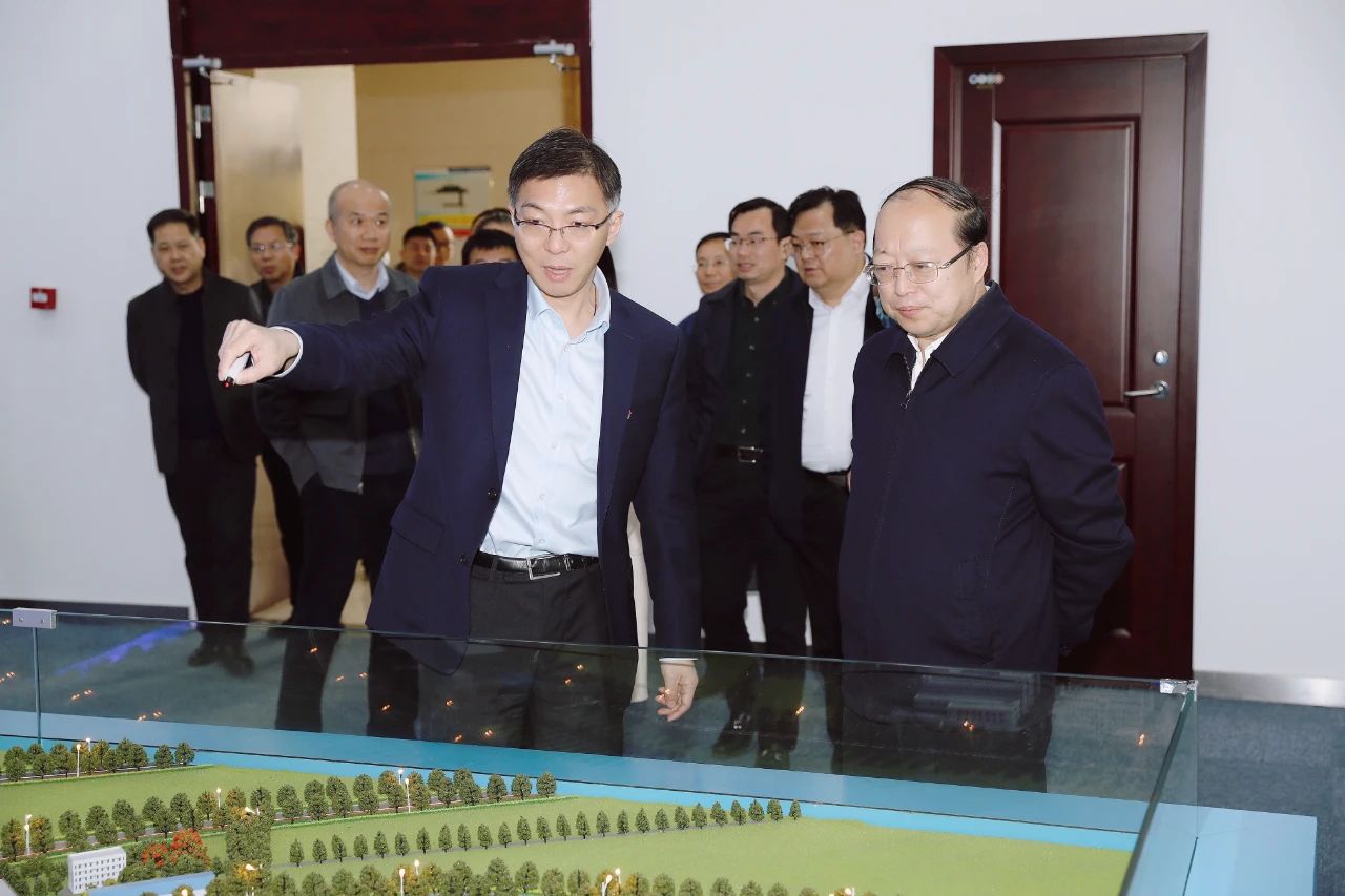 所长桂文彬,副所长李明勇陪同