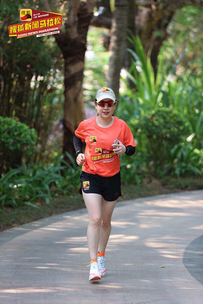 (关凌跑完5公里意犹未尽)张梦茹称这是第一次尝试沙滩跑,觉得特别刺激